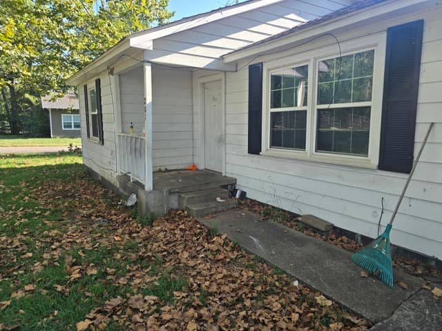 Jacksonville House: 201 N Gray St