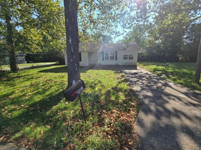 Jacksonville House: 201 N Gray St