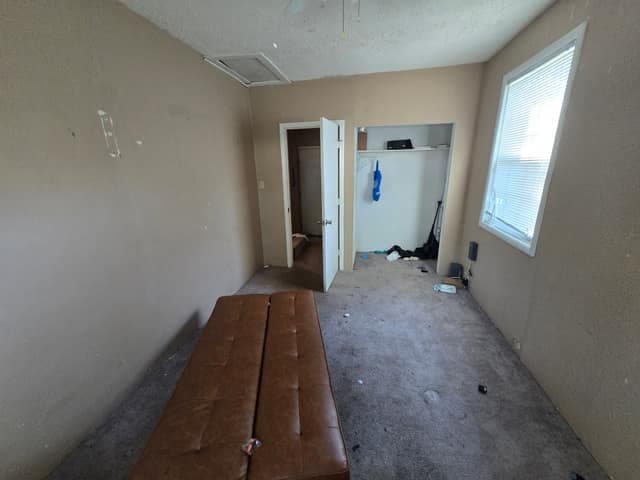 Jacksonville House: 201 N Gray St