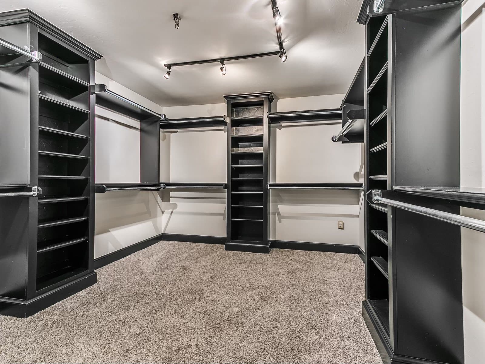 Oklahoma City House: 212 W Ridgewood Dr