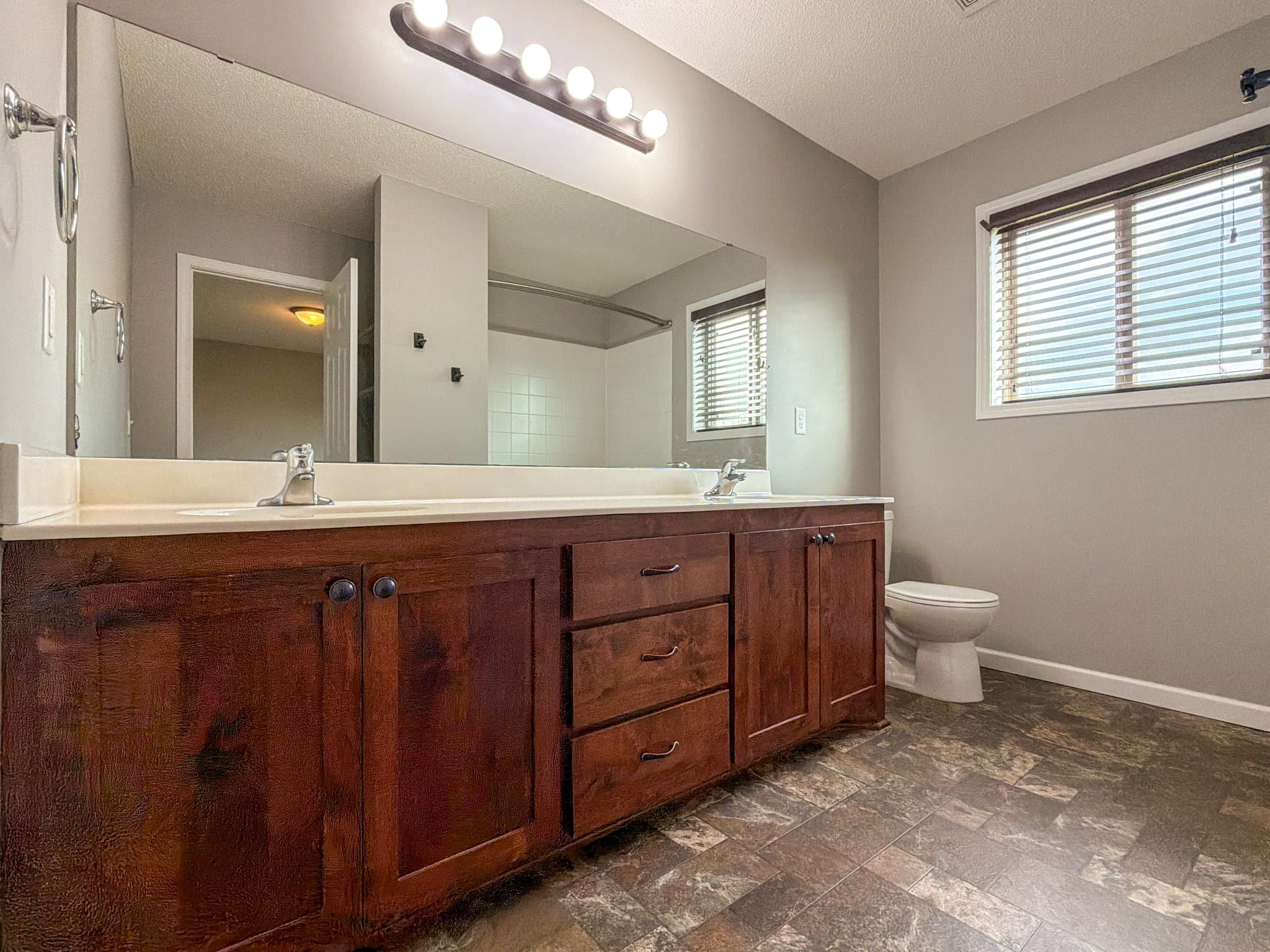 Montrose House: 820 Cole Ave