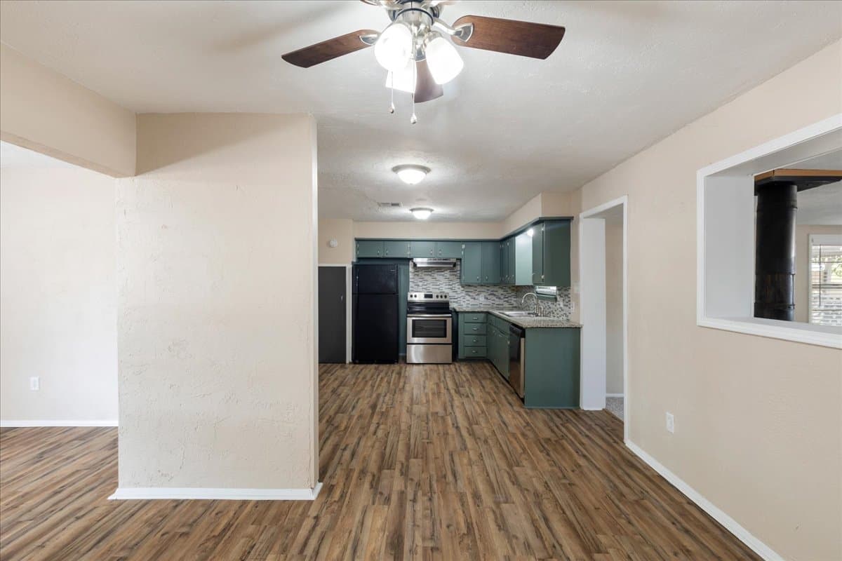 Lawton House: 118 NE Angus St