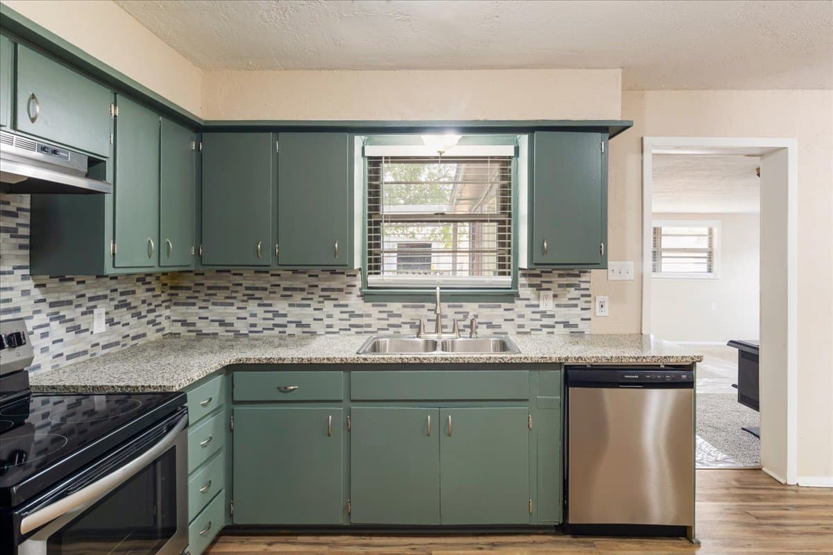 Lawton House: 118 NE Angus St