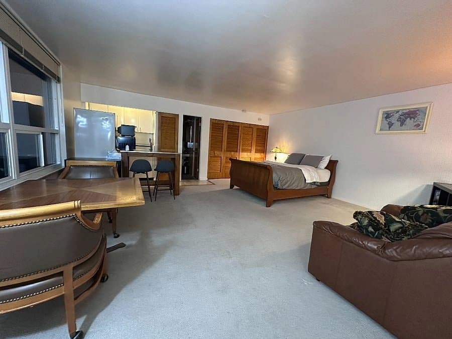 Seattle Apartment: 2012 Thorndyke Ave. W