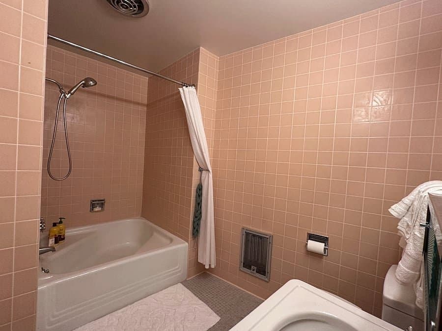 Seattle Apartment: 2012 Thorndyke Ave. W