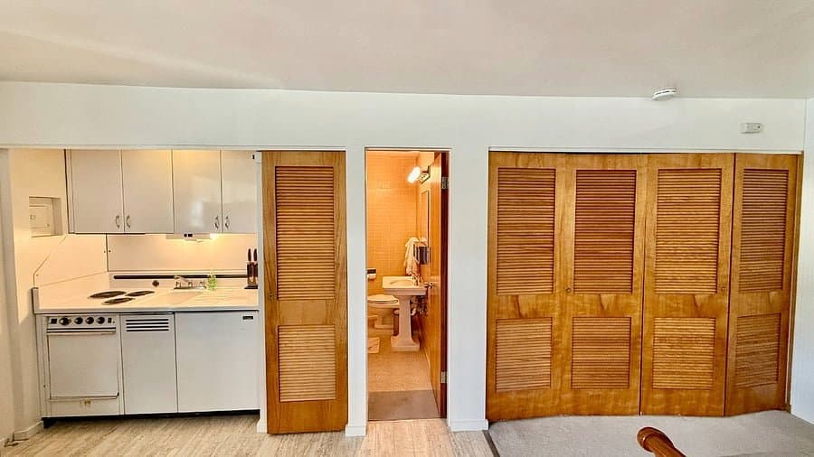 Seattle Apartment: 2012 Thorndyke Ave. W