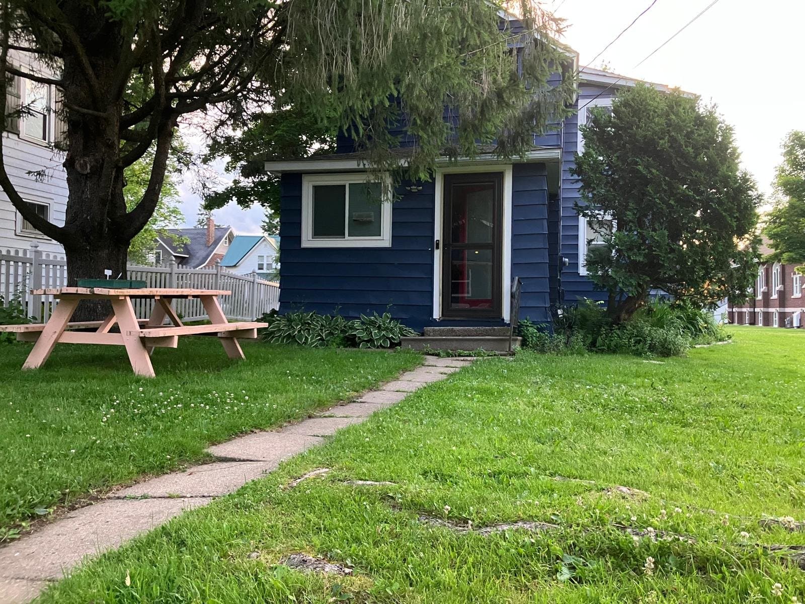 Marshfield House: 905 S. Cherry Ave
