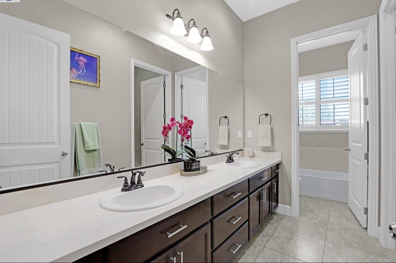 Brentwood House: 493 Yelland Way
