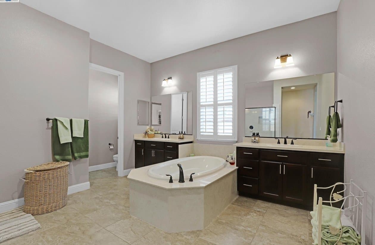 Brentwood House: 493 Yelland Way