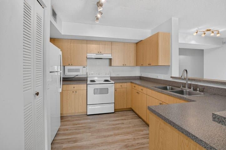 Boynton Beach Condo: 213 Villa Circle 213