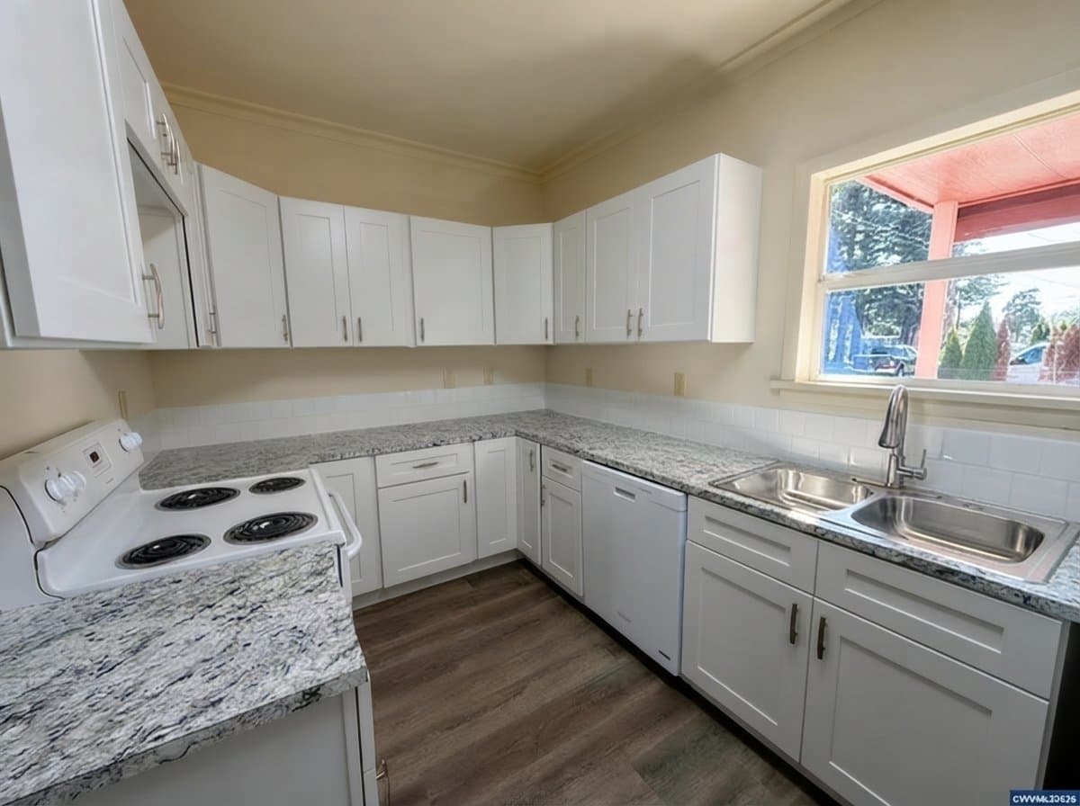Salem House: 1396 Waller St SE