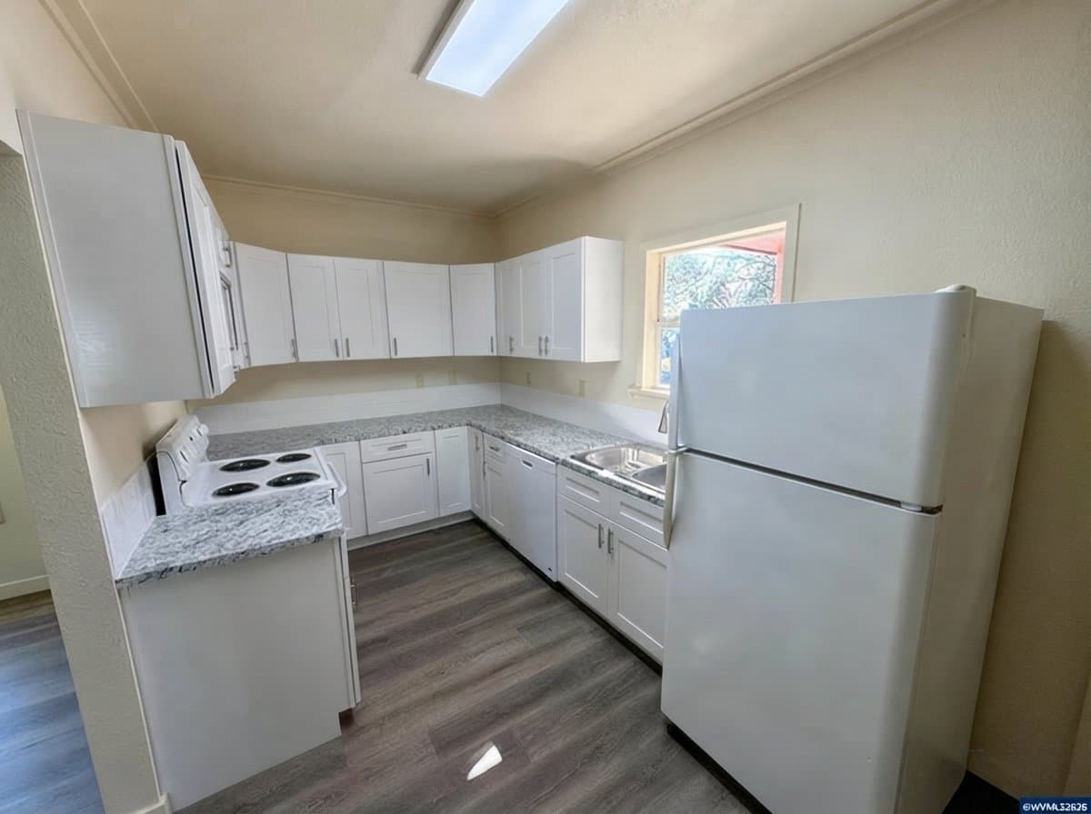 Salem House: 1396 Waller St SE