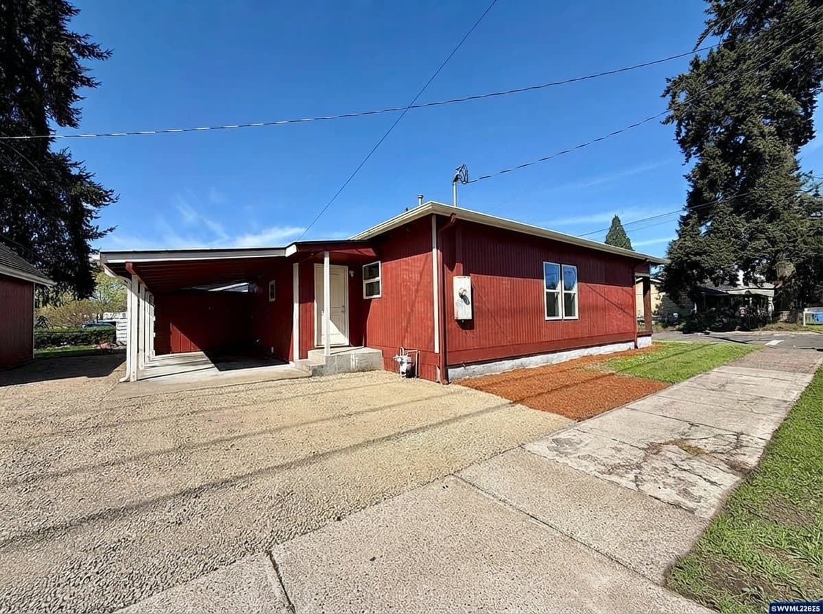Salem House: 1396 Waller St SE