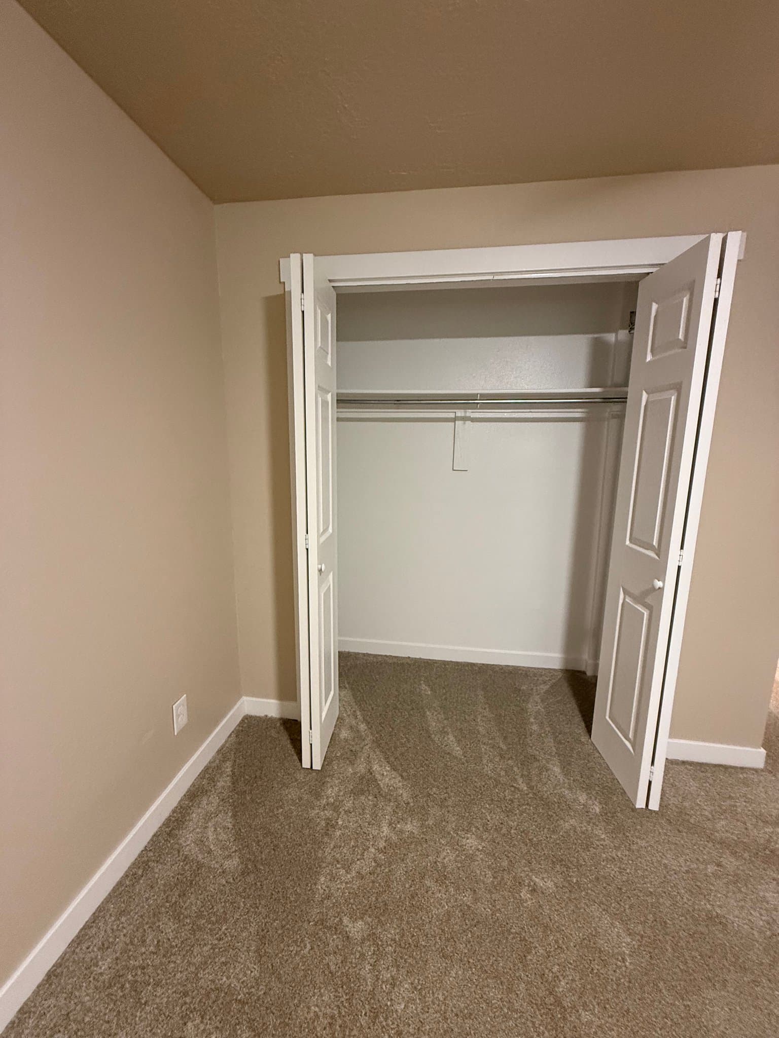 Springville Single Room: 647 Swenson Ave