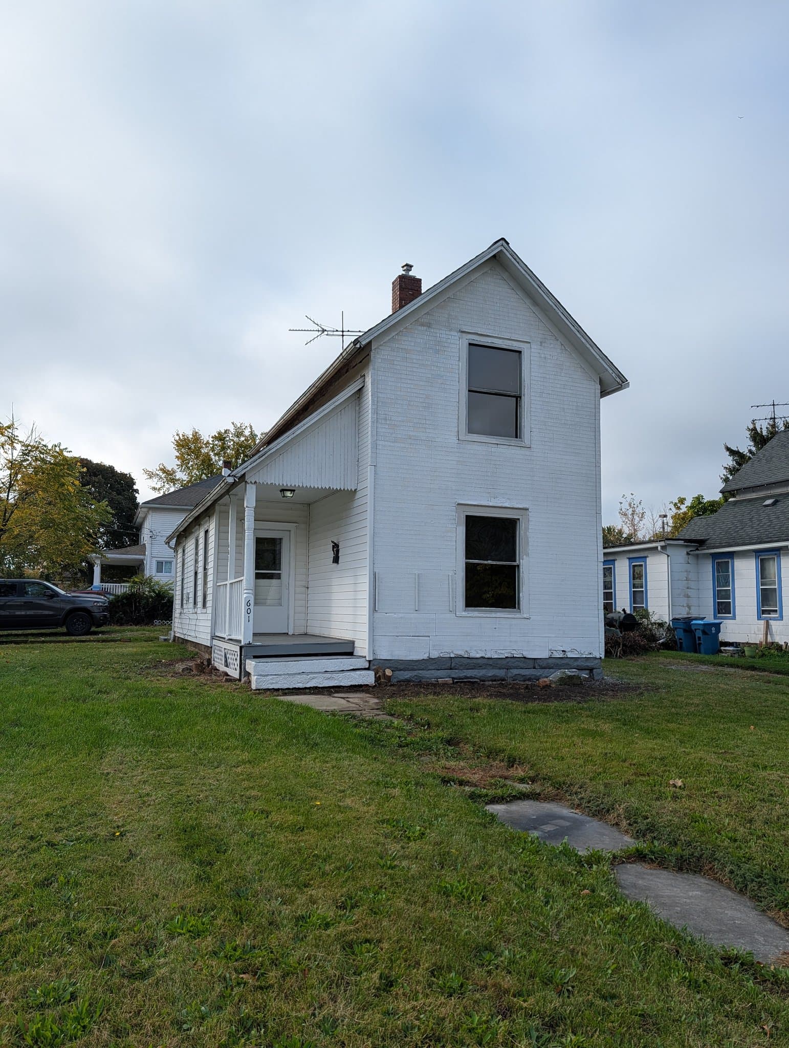 Lorain House: 601 W 18 St