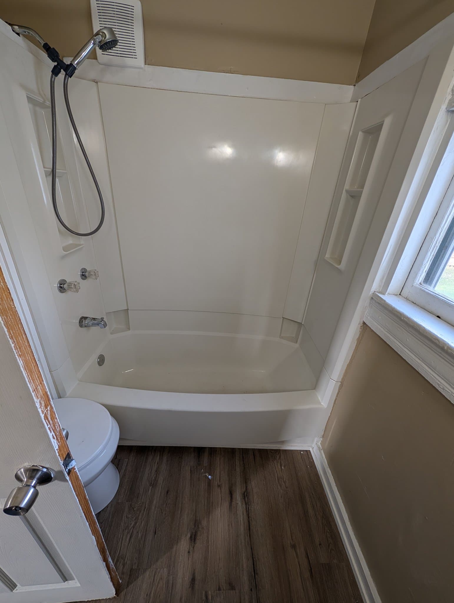 Lorain House: 601 W 18 St
