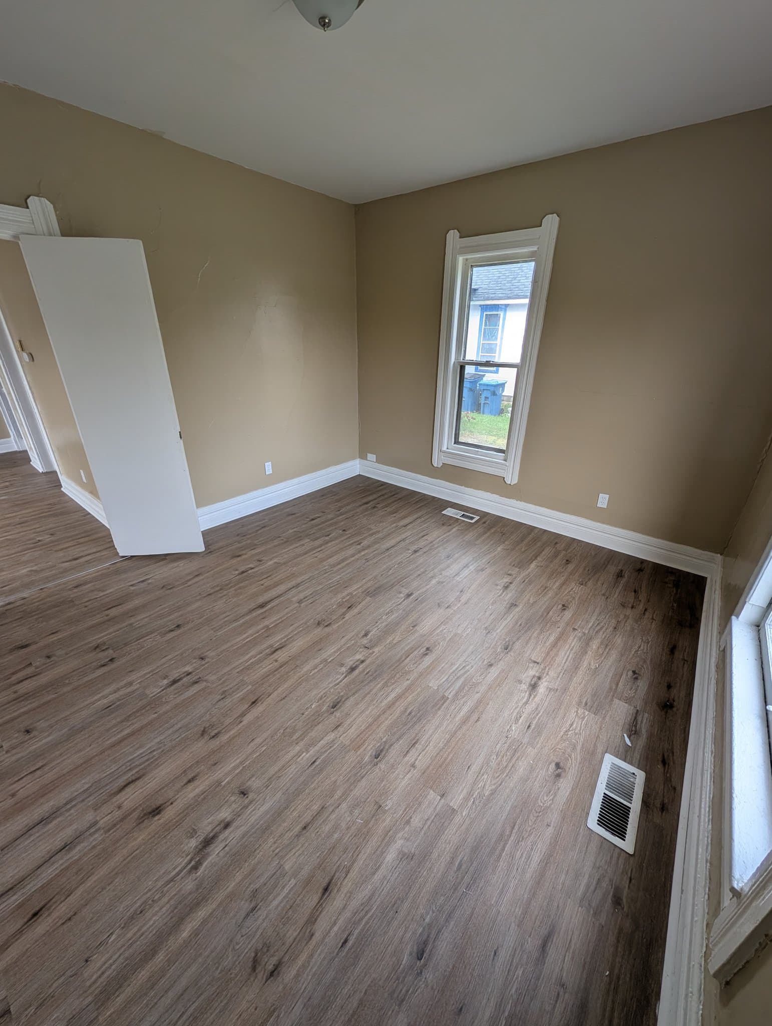 Lorain House: 601 W 18 St