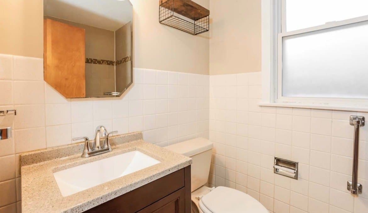 Evanston House: 1608 Mulford St