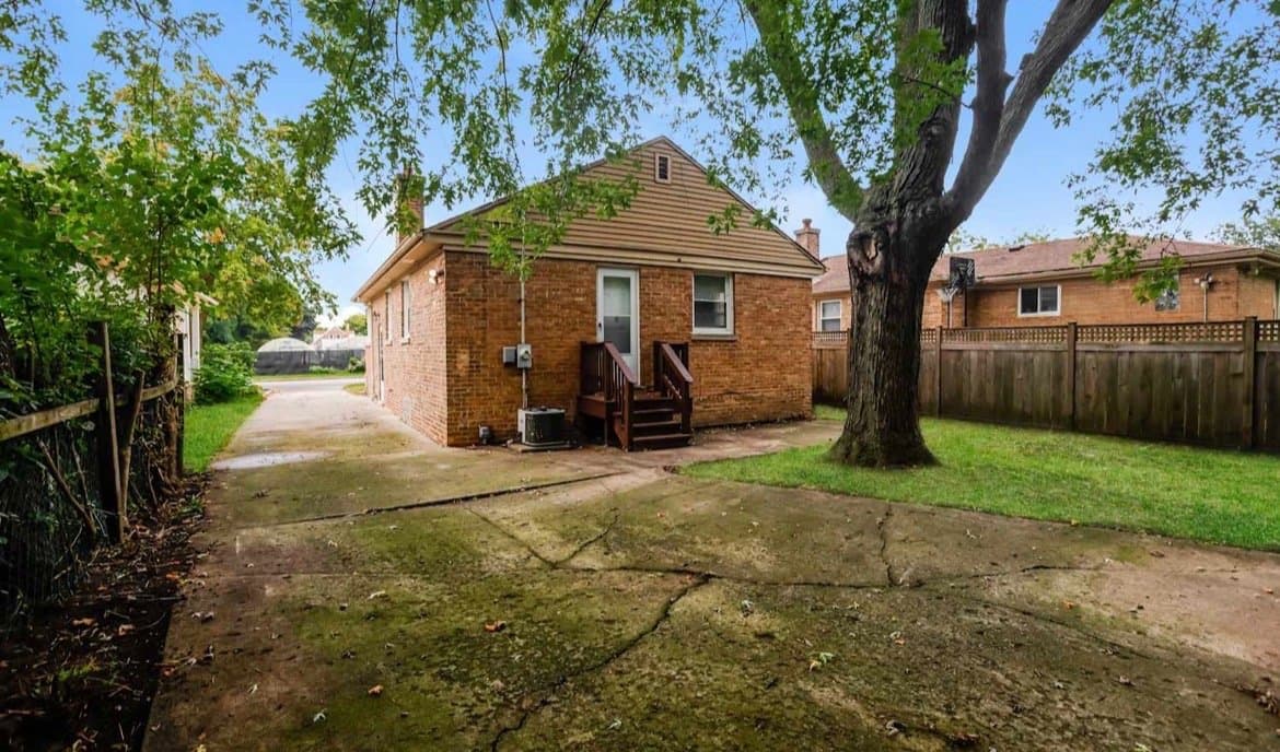 Evanston House: 1608 Mulford St