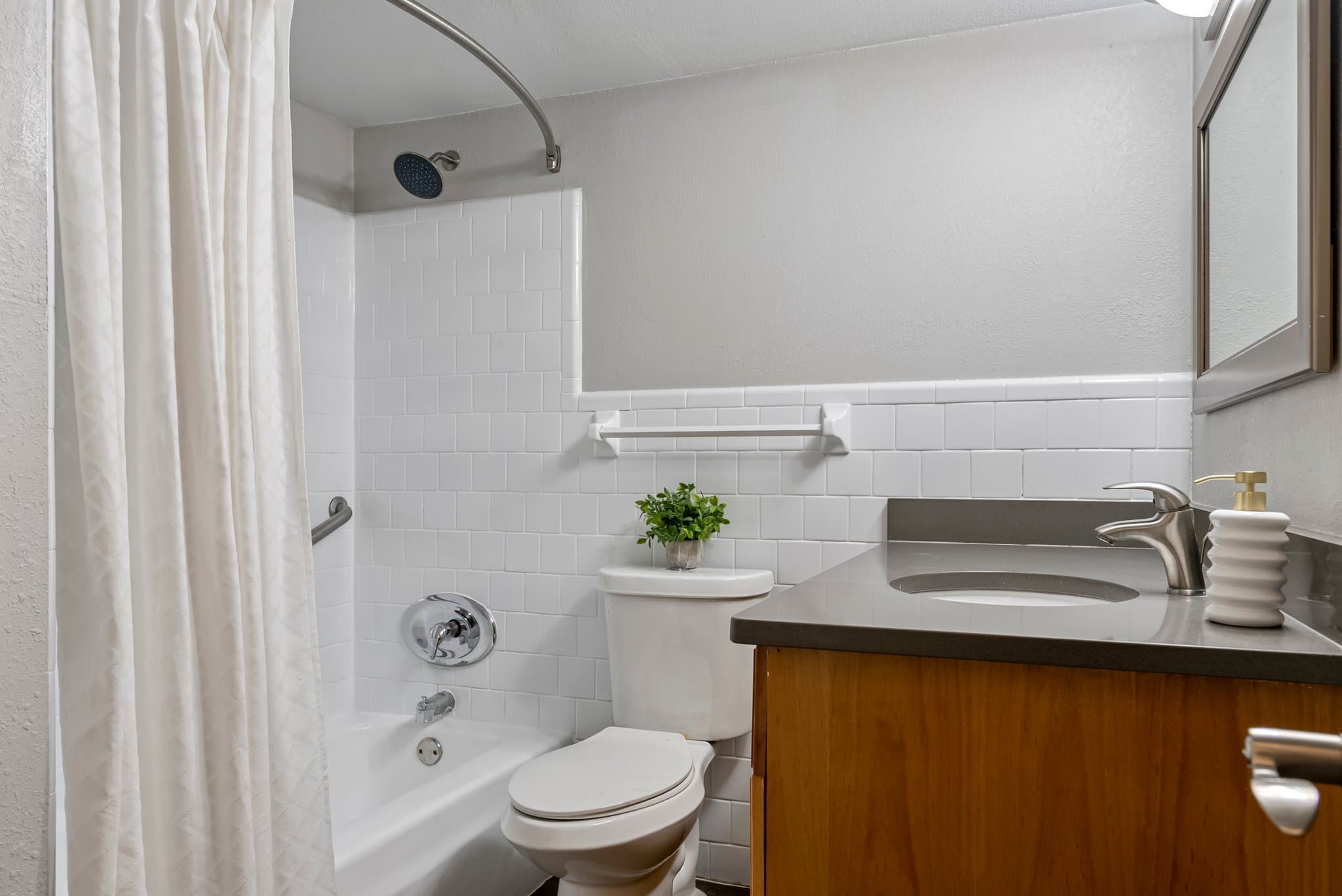 Tampa Apartment: 4350 W Kennedy Blvd
