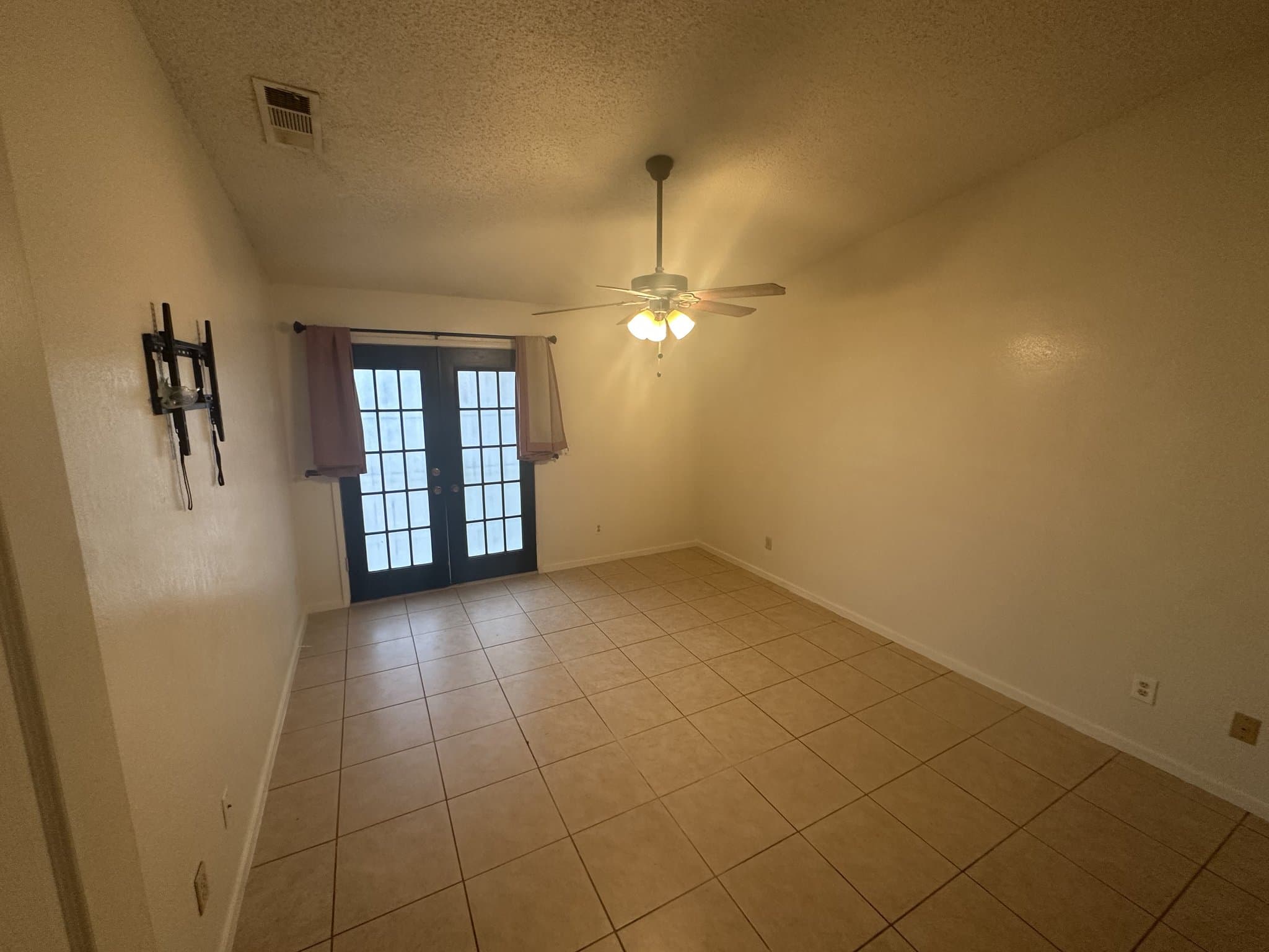 Fresno House: 6114 N Prospect