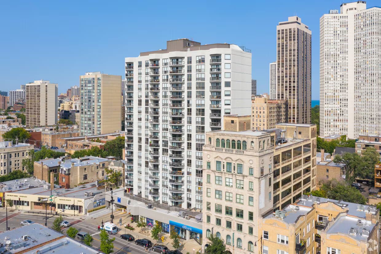 Chicago Condo: 443 West Deming Place
