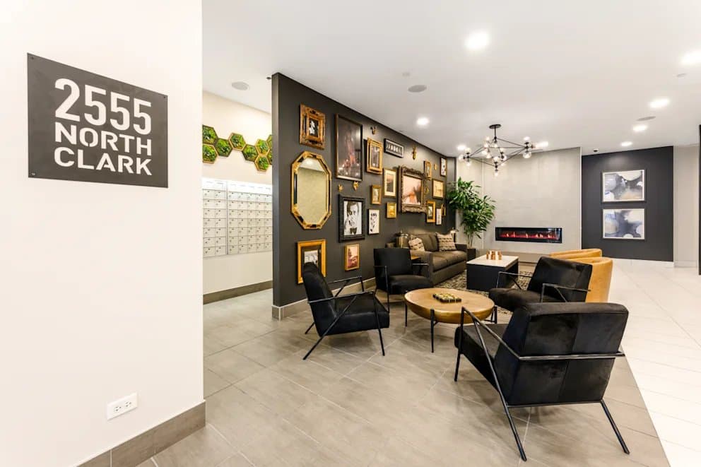 Chicago Condo: 443 West Deming Place