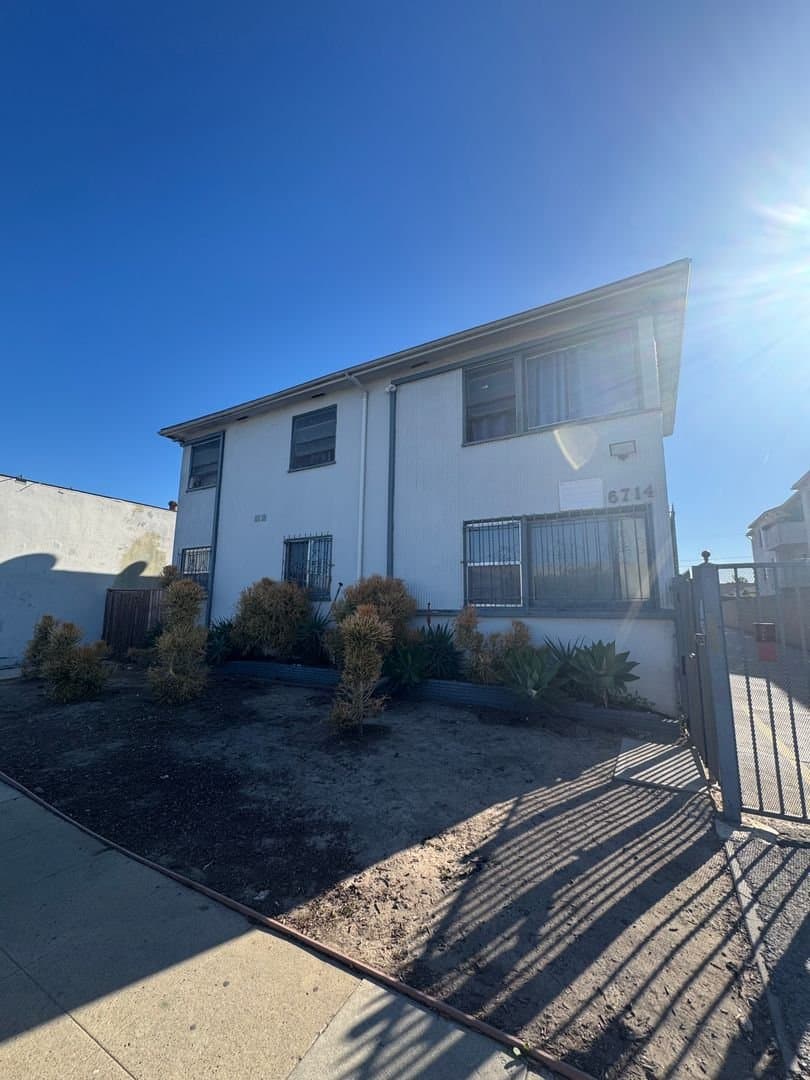 Los Angeles Apartment: 6714 11 Ave,Unit 7