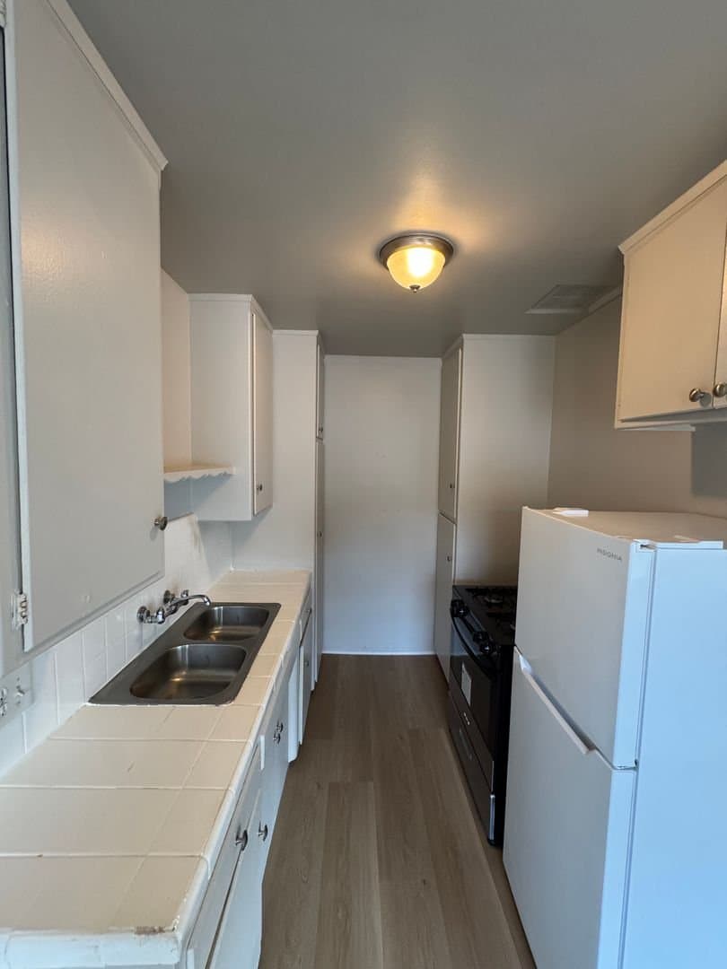 Los Angeles Apartment: 6714 11 Ave,Unit 7