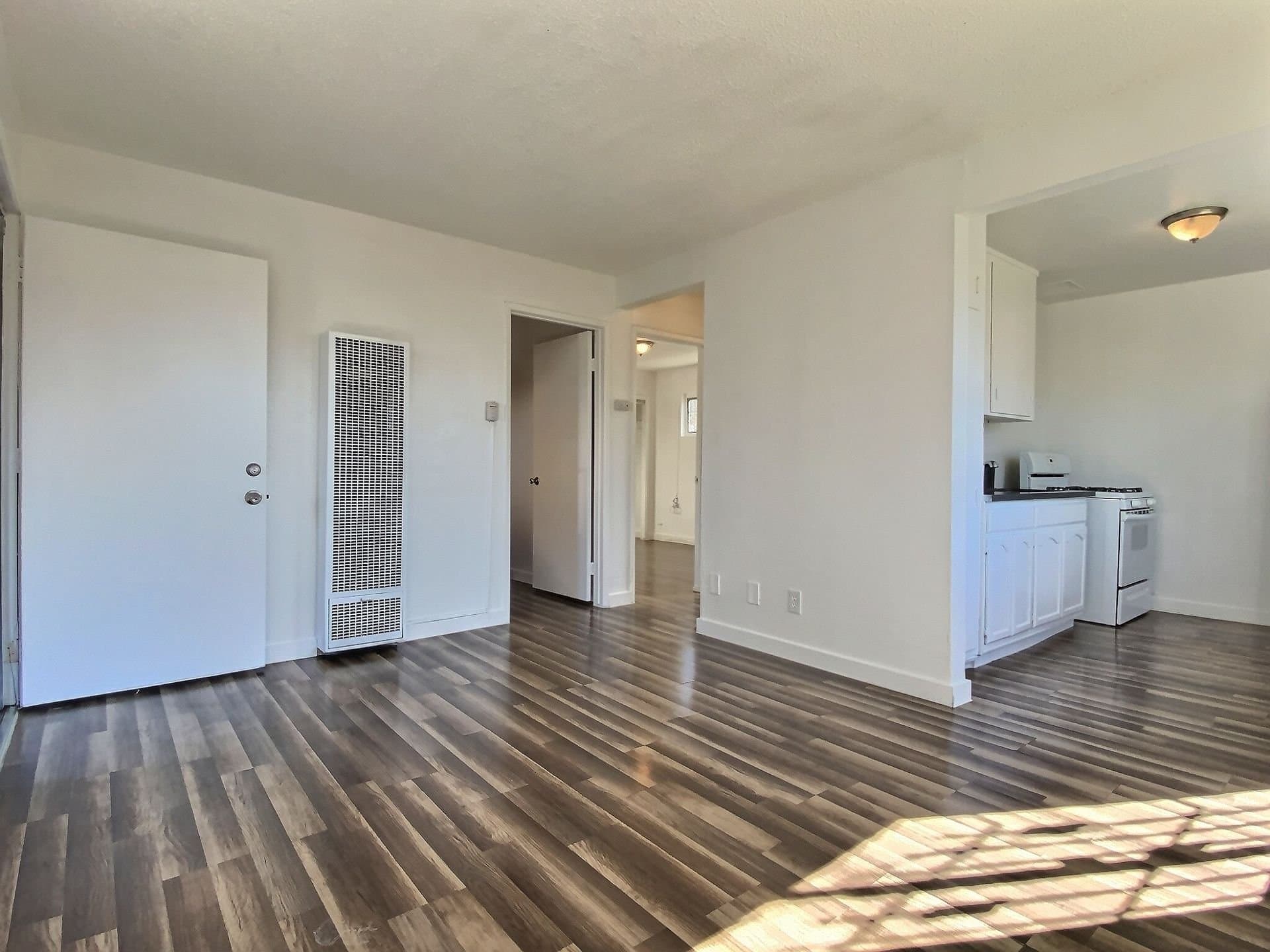Los Angeles Apartment: 517 W. 84th Street