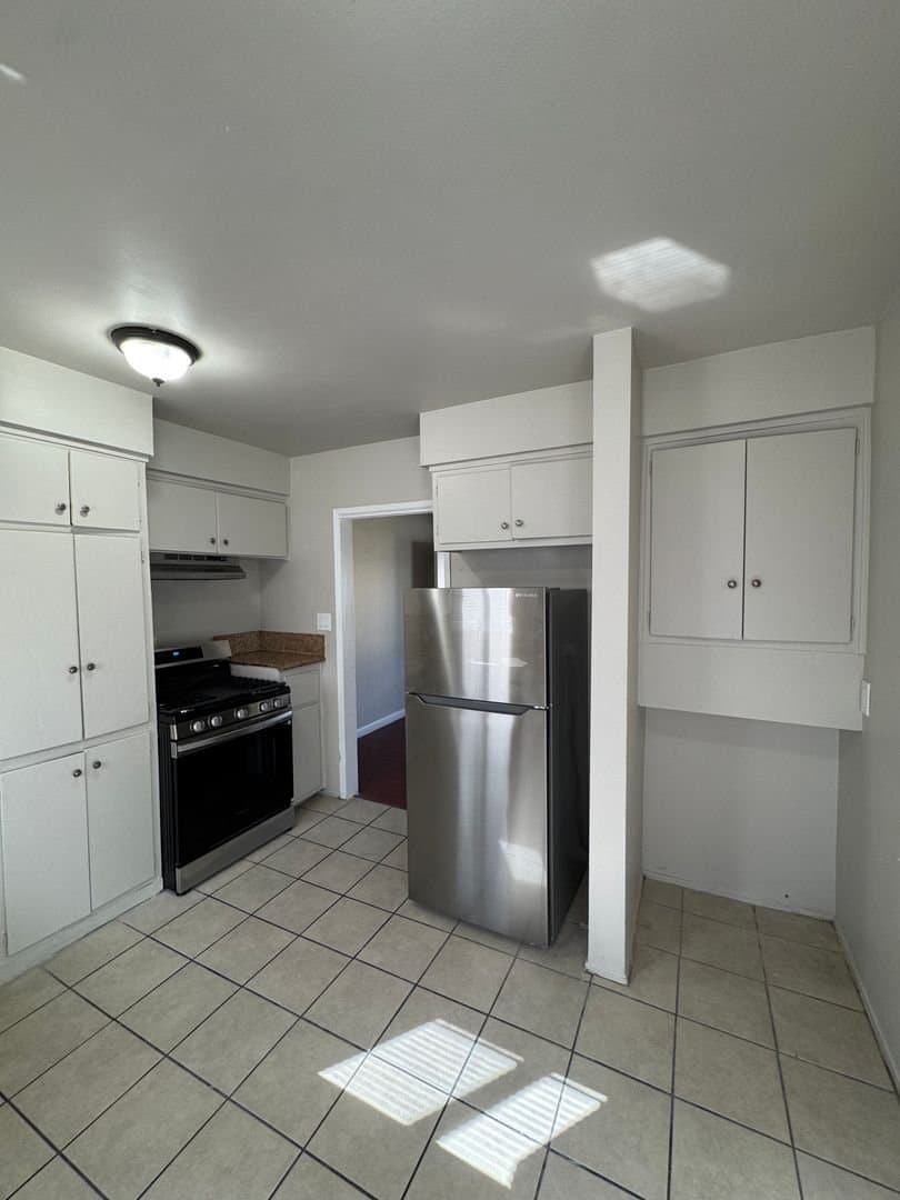 Los Angeles Apartment: 1935 Obama Blvd #4