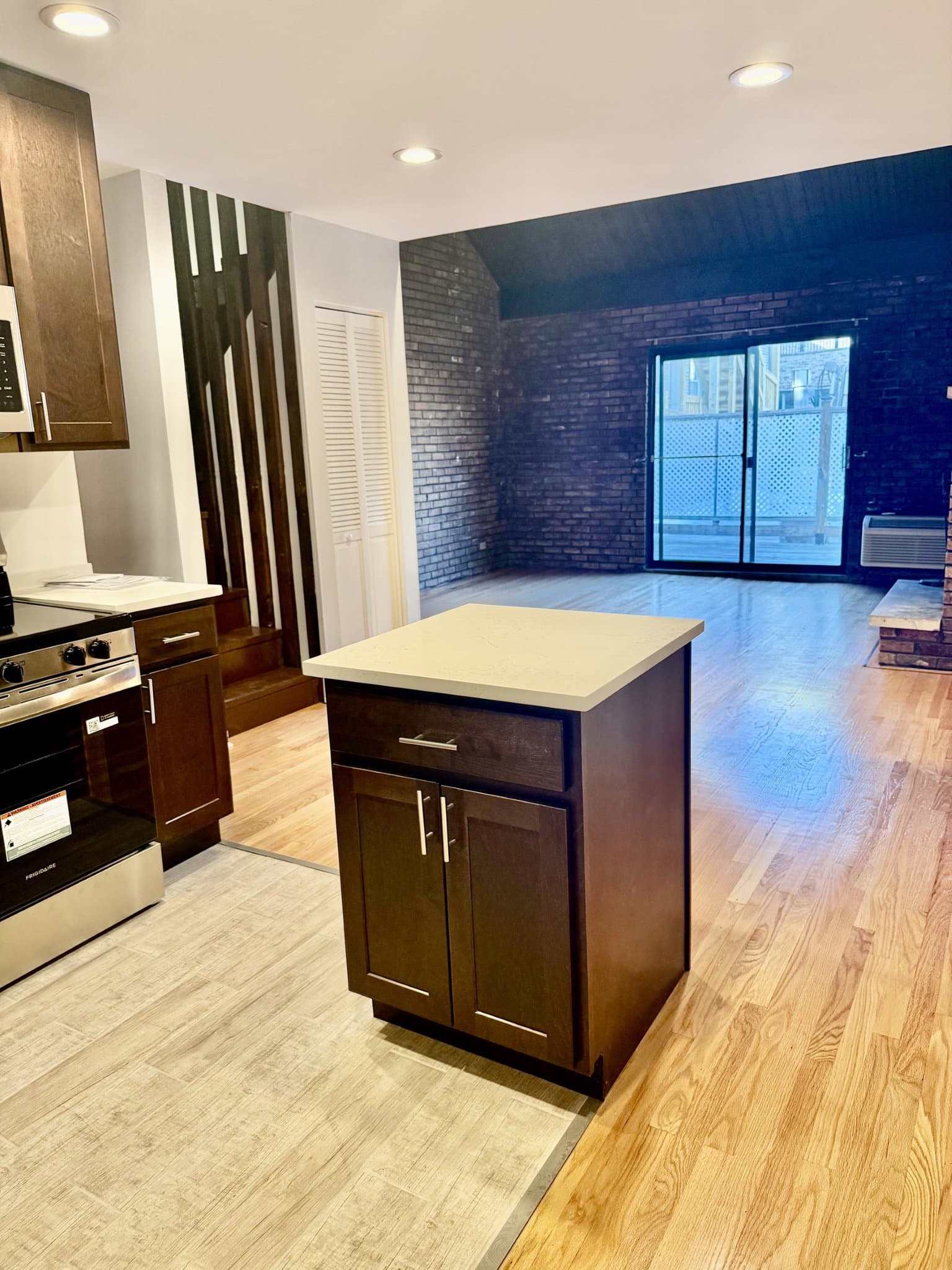 Chicago Apartment: 2233 N Lincoln Ave