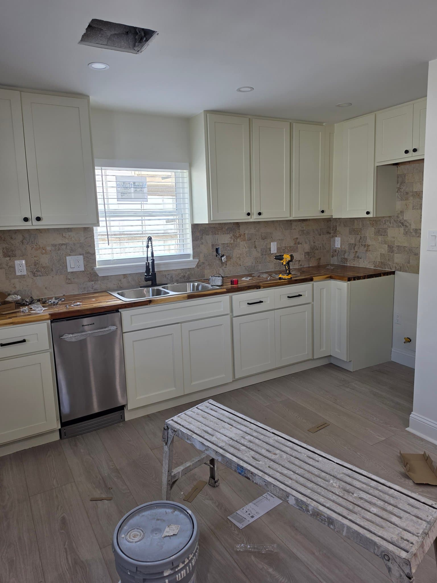 st rose Multiplex: 250 Mockingbird ln
