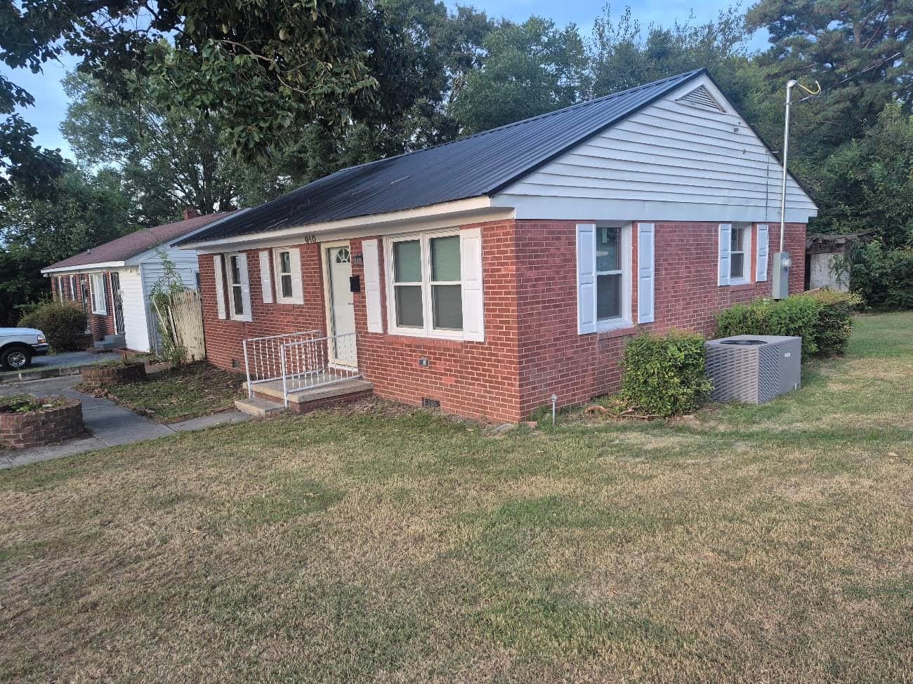 Goldsboro House: 910 Hopkins St