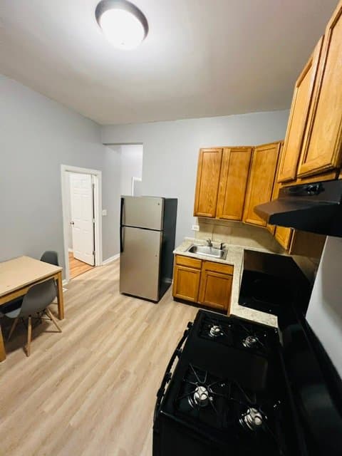 Chicago Single Room: 3832 W Lexington St