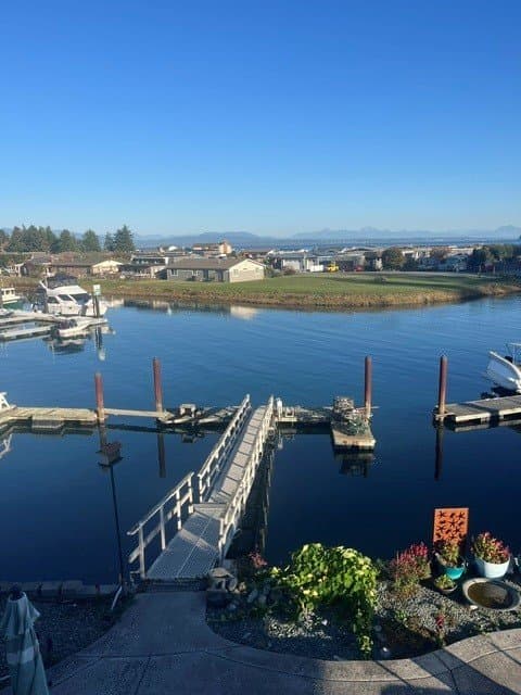 Oak Harbor House: 2226 Cove Dr