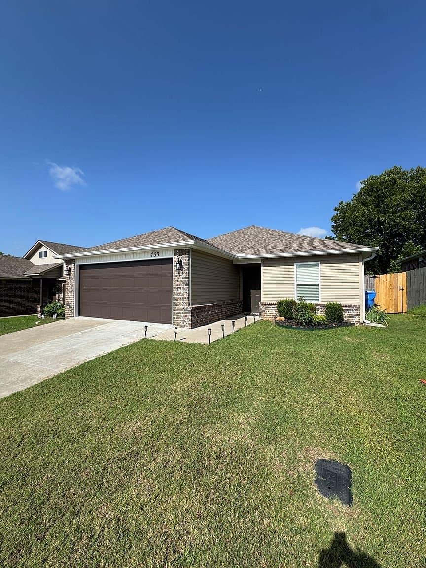 Fayetteville House: 733 S Jaybird Ln