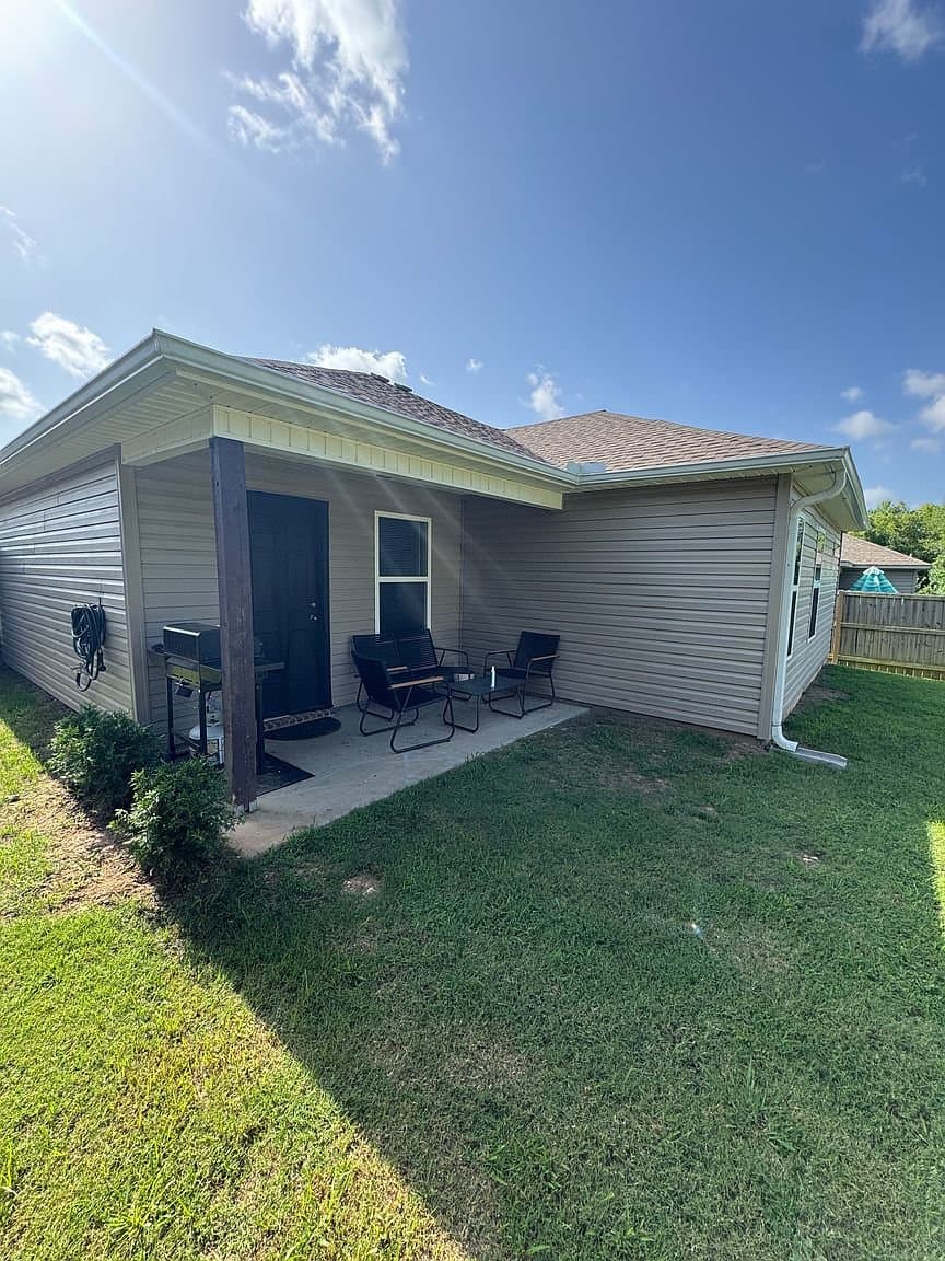 Fayetteville House: 733 S Jaybird Ln