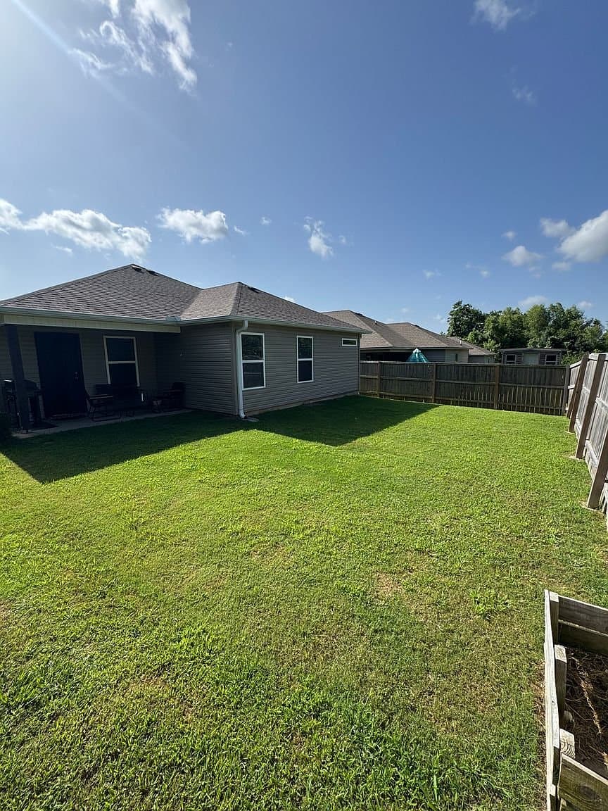 Fayetteville House: 733 S Jaybird Ln