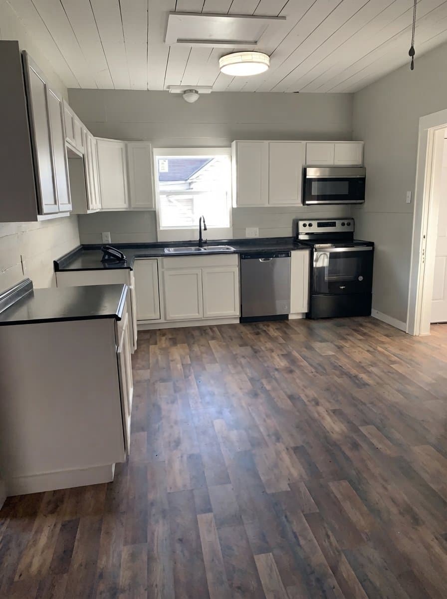 Henderson House: 109 E Lakeview St