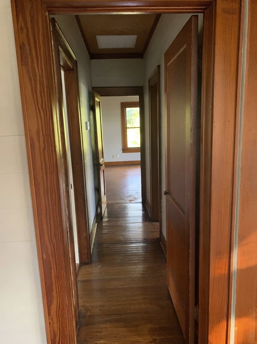 Henderson House: 109 E Lakeview St