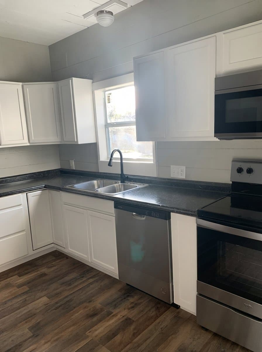Henderson House: 109 E Lakeview St