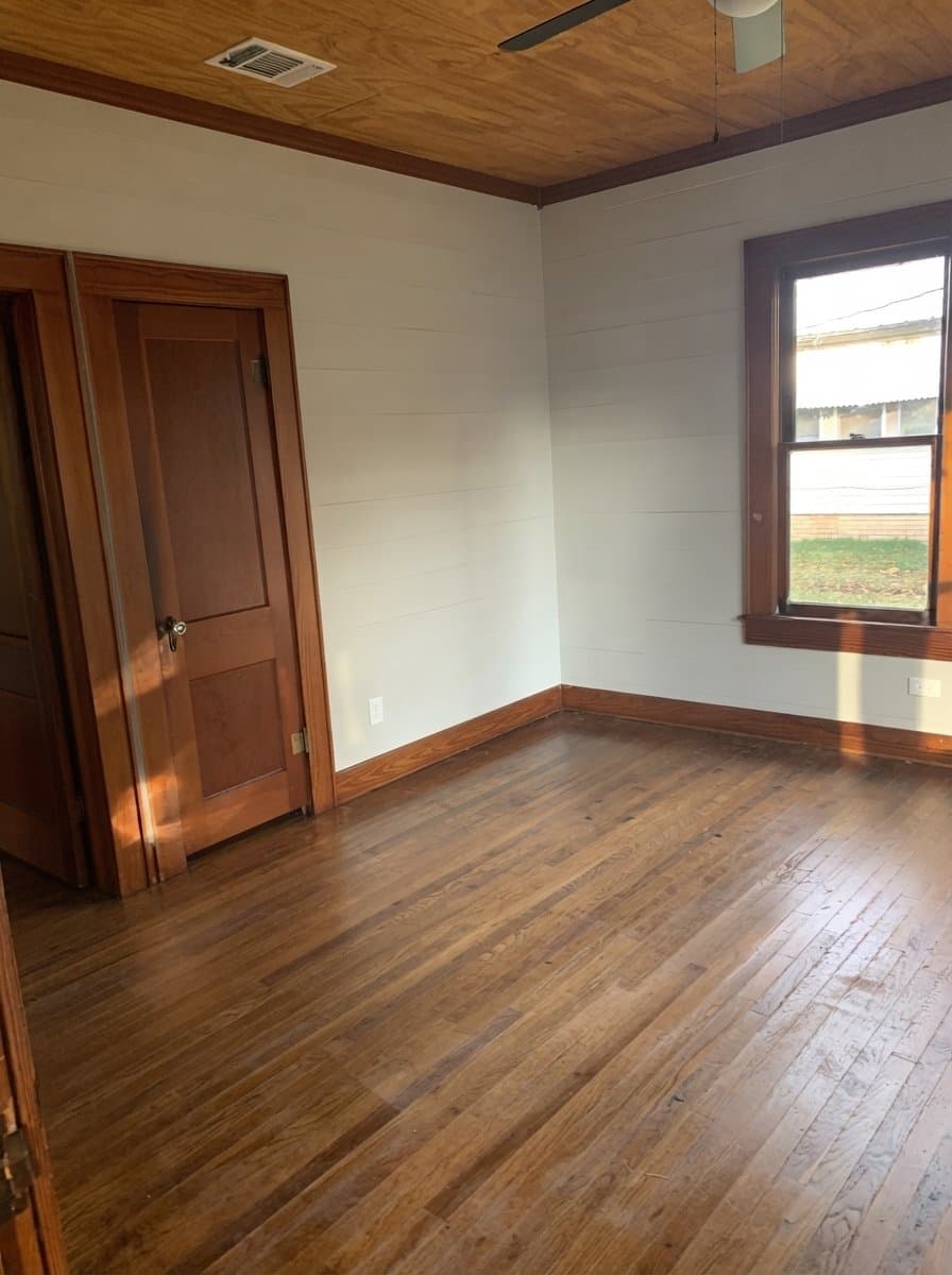 Henderson House: 109 E Lakeview St