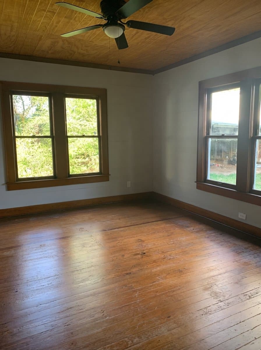 Henderson House: 109 E Lakeview St