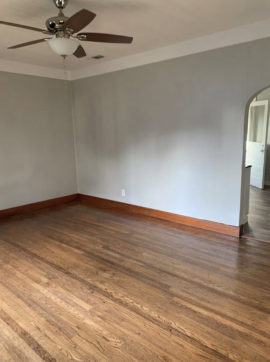 Henderson House: 109 E Lakeview St