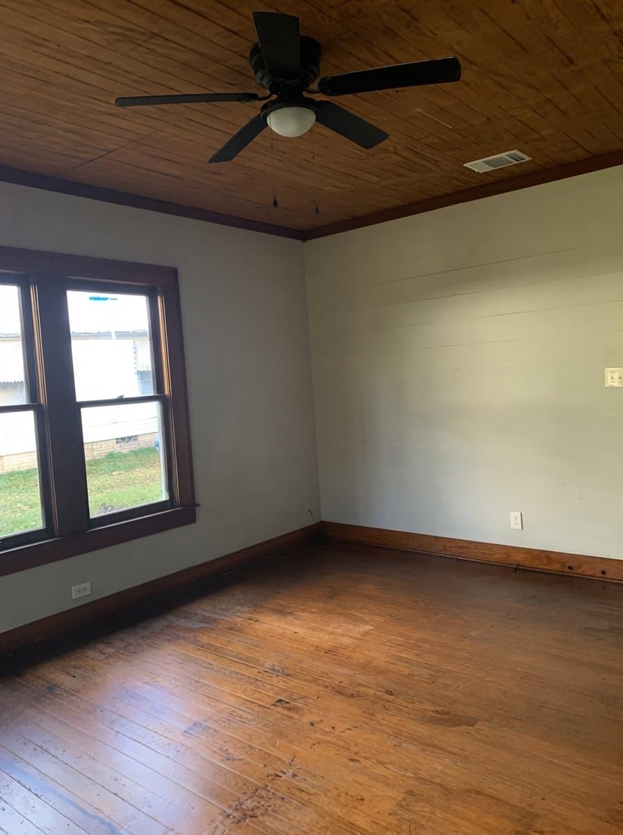 Henderson House: 109 E Lakeview St