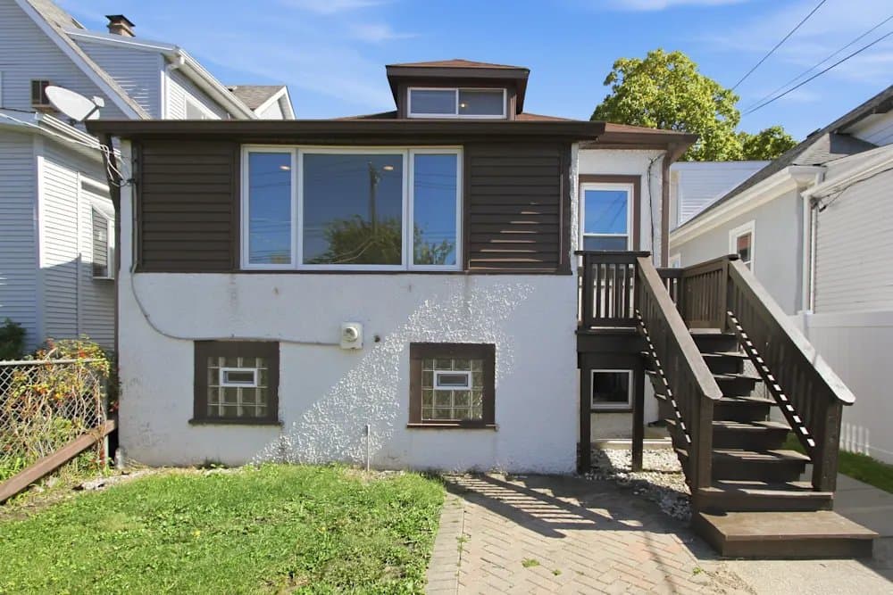 Chicago House: 4242 N Moody Ave