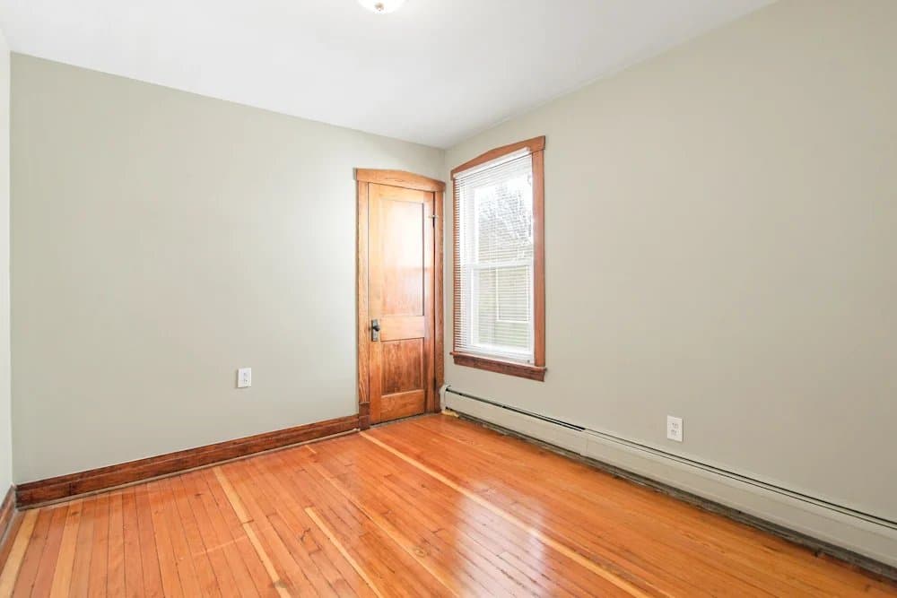 Chicago House: 4242 N Moody Ave