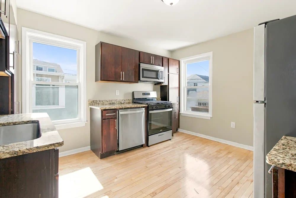Chicago House: 4242 N Moody Ave