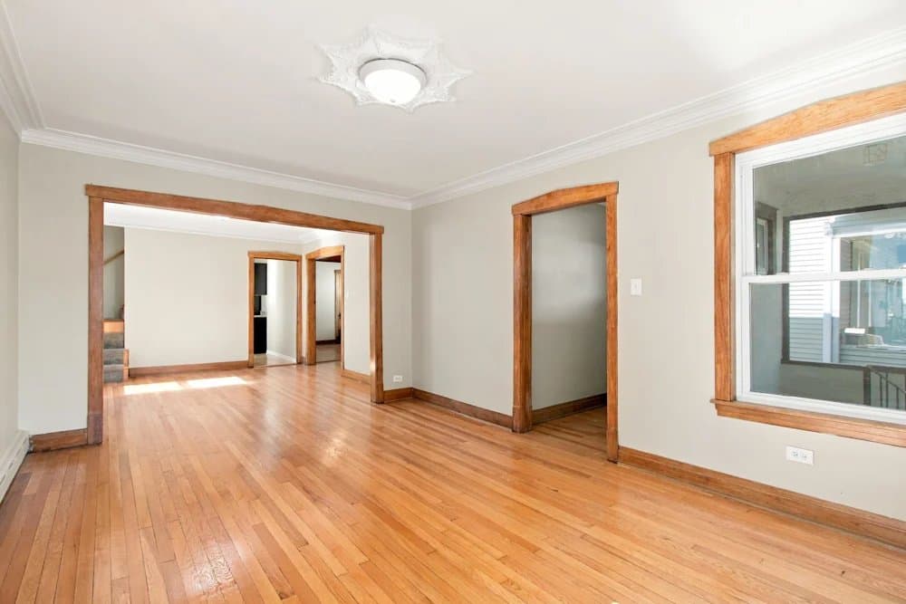 Chicago House: 4242 N Moody Ave